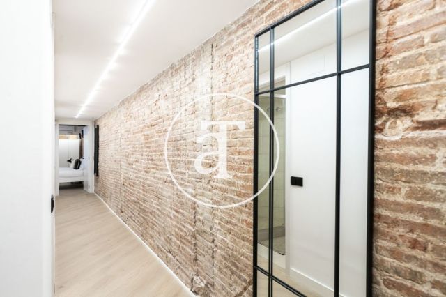 Monthly rental apartment with 3 bedrooms and 2 bathrooms in Ciutat Vella, just a stone's throw from Plaça Universitat. 22