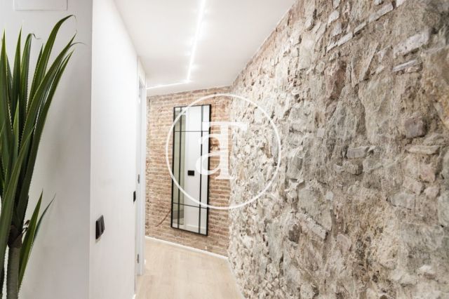 Monthly rental apartment with 3 bedrooms and 2 bathrooms in Ciutat Vella, just a stone's throw from Plaça Universitat. 19