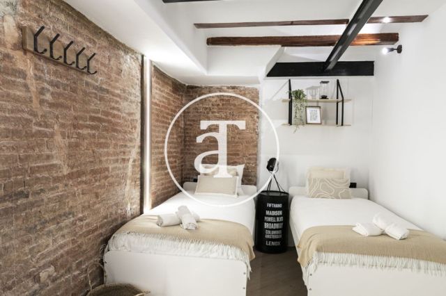 Monthly rental apartment with 3 bedrooms and 2 bathrooms in Ciutat Vella, just a stone's throw from Plaça Universitat. 37
