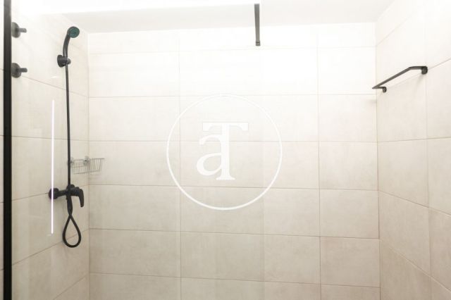Monthly rental apartment with 3 bedrooms and 2 bathrooms in Ciutat Vella, just a stone's throw from Plaça Universitat. 55