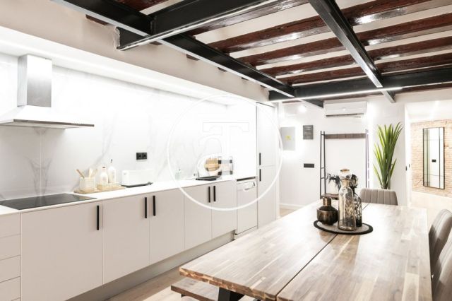 Monthly rental apartment with 3 bedrooms and 2 bathrooms in Ciutat Vella, just a stone's throw from Plaça Universitat. 11