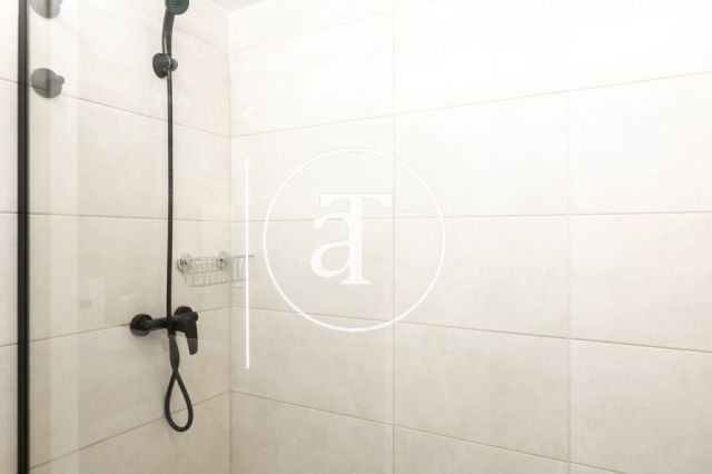 Monthly rental apartment with 3 bedrooms and 2 bathrooms in Ciutat Vella, just a stone's throw from Plaça Universitat. 56