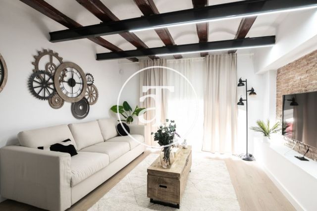 Monthly rental apartment with 3 bedrooms and 2 bathrooms in Ciutat Vella, just a stone's throw from Plaça Universitat. 6