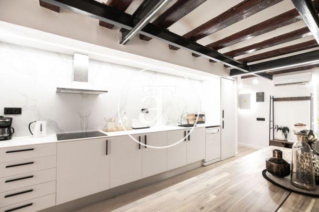 Monthly rental apartment with 3 bedrooms and 2 bathrooms in Ciutat Vella, just a stone's throw from Plaça Universitat. 13