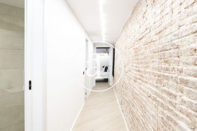 Monthly rental apartment with 3 bedrooms and 2 bathrooms in Ciutat Vella, just a stone's throw from Plaça Universitat. 29