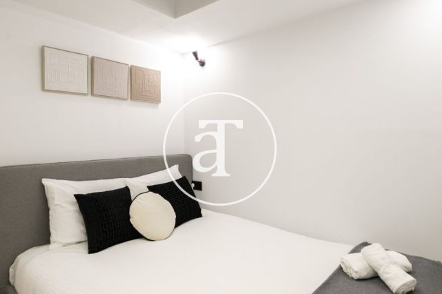 Monthly rental apartment with 3 bedrooms and 2 bathrooms in Ciutat Vella, just a stone's throw from Plaça Universitat. 27
