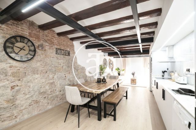 Monthly rental apartment with 3 bedrooms and 2 bathrooms in Ciutat Vella, just a stone's throw from Plaça Universitat. 18