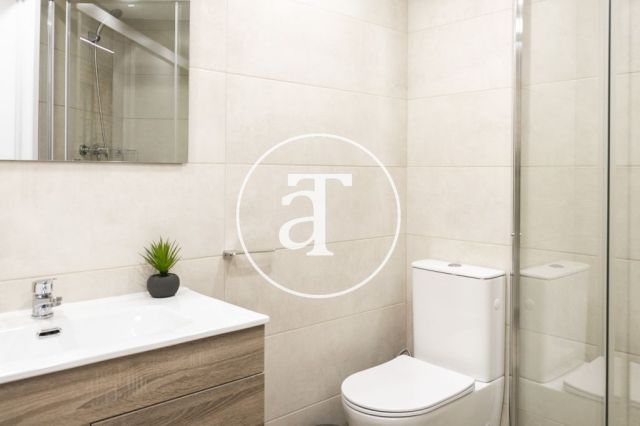 Monthly rental apartment with 3 bedrooms and 2 bathrooms in Ciutat Vella, just a stone's throw from Plaça Universitat. 30