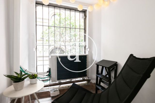 Monthly rental apartment with 3 bedrooms and 2 bathrooms in Ciutat Vella, just a stone's throw from Plaça Universitat. 60