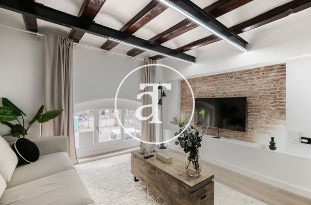 Monthly rental apartment with 3 bedrooms and 2 bathrooms in Ciutat Vella, just a stone's throw from Plaça Universitat. 2