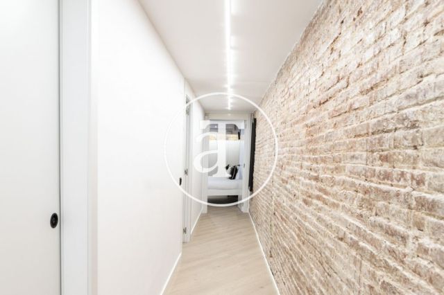 Monthly rental apartment with 3 bedrooms and 2 bathrooms in Ciutat Vella, just a stone's throw from Plaça Universitat. 24