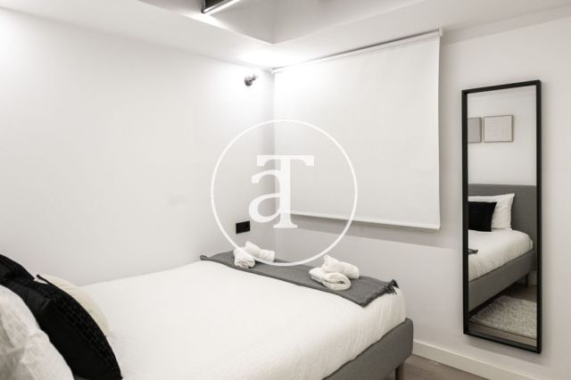 Monthly rental apartment with 3 bedrooms and 2 bathrooms in Ciutat Vella, just a stone's throw from Plaça Universitat. 26