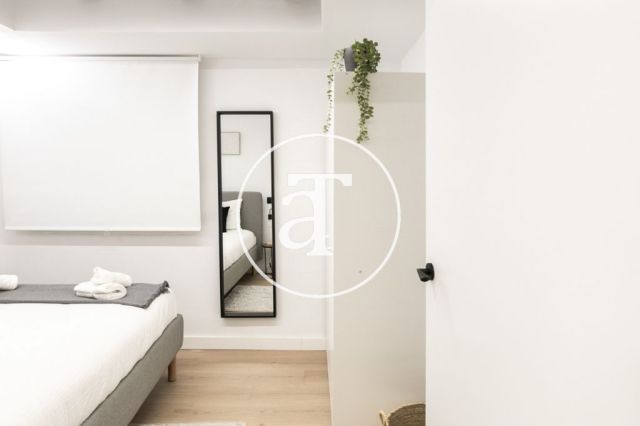 Monthly rental apartment with 3 bedrooms and 2 bathrooms in Ciutat Vella, just a stone's throw from Plaça Universitat. 25
