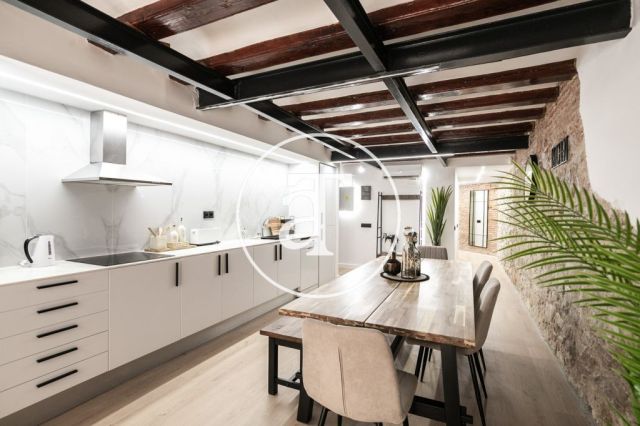 Monthly rental apartment with 3 bedrooms and 2 bathrooms in Ciutat Vella, just a stone's throw from Plaça Universitat. 8