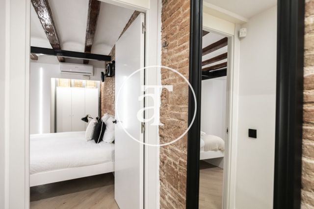 Monthly rental apartment with 3 bedrooms and 2 bathrooms in Ciutat Vella, just a stone's throw from Plaça Universitat. 46