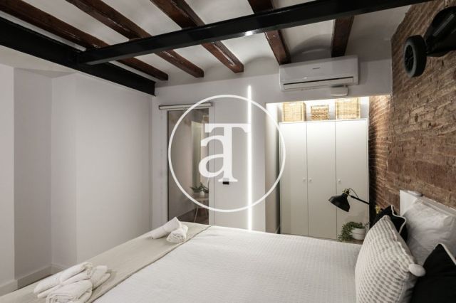 Monthly rental apartment with 3 bedrooms and 2 bathrooms in Ciutat Vella, just a stone's throw from Plaça Universitat. 57