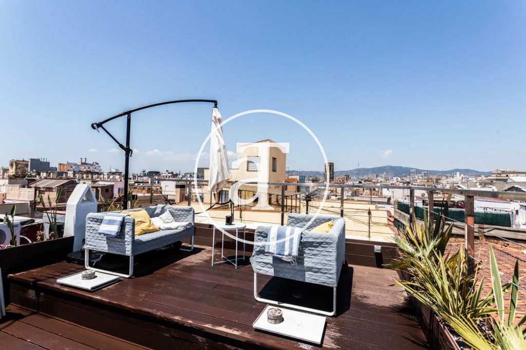 Ático de alquiler temporal de 1 habitación y 1 baño con dos terrazas en el Gòtic