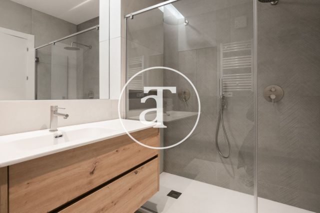 Appartement de location mensuelle de 2 chambres et 2 salles de bain à Ciutat Vella 28