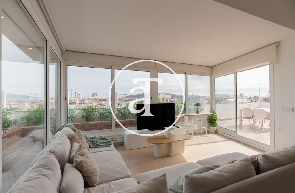 Sobreático de alquiler temporal de 2 habitaciones con estudio, 2 baños y terraza en el Eixample