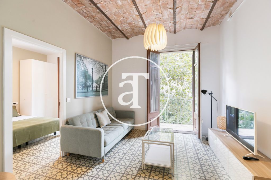 Piso de alquiler temporal de 3 habitaciones y 2 baños con balcón en el Eixample