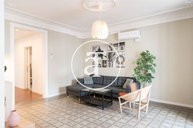 Monthly rental apartment with 5 bedrooms, 3 bathrooms, terrace and balconies in Eixample 11