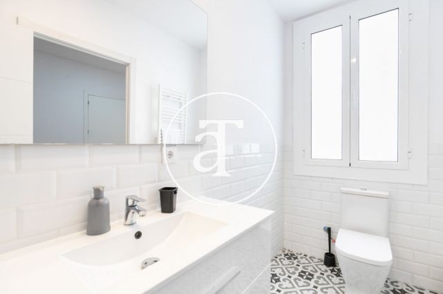 Monthly rental apartment with 5 bedrooms, 3 bathrooms, terrace and balconies in Eixample 16