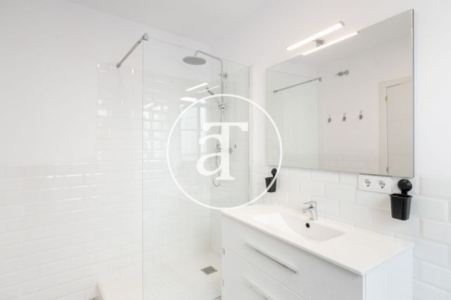Monthly rental apartment with 5 bedrooms, 3 bathrooms, terrace and balconies in Eixample 25