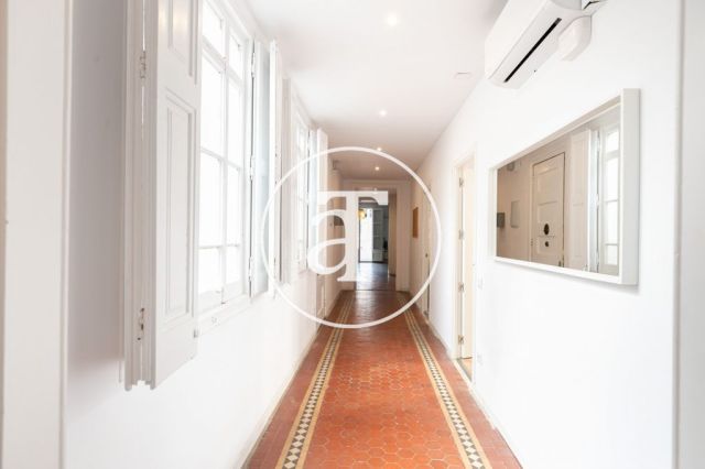 Monthly rental apartment with 5 bedrooms, 3 bathrooms, terrace and balconies in Eixample 13