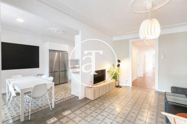 Monthly rental apartment with 5 bedrooms, 3 bathrooms, terrace and balconies in Eixample