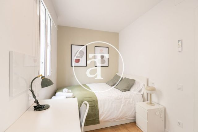 Monthly rental apartment with 5 bedrooms, 3 bathrooms, terrace and balconies in Eixample 27