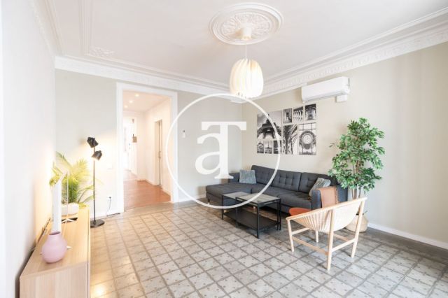 Monthly rental apartment with 5 bedrooms, 3 bathrooms, terrace and balconies in Eixample 10