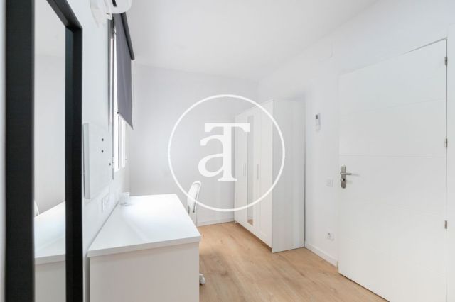Monthly rental apartment with 5 bedrooms, 3 bathrooms, terrace and balconies in Eixample 18