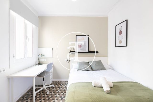 Monthly rental apartment with 5 bedrooms, 3 bathrooms, terrace and balconies in Eixample 23