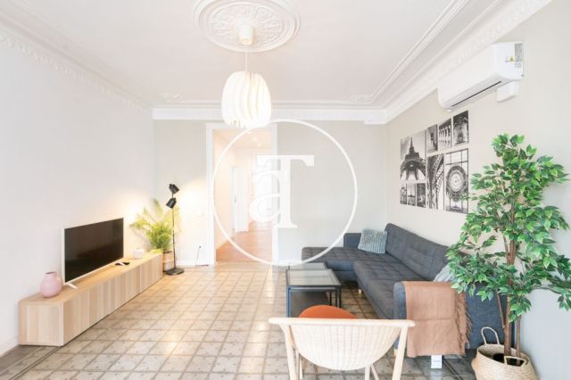 Monthly rental apartment with 5 bedrooms, 3 bathrooms, terrace and balconies in Eixample 5