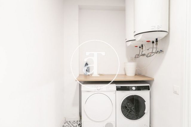 Monthly rental apartment with 5 bedrooms, 3 bathrooms, terrace and balconies in Eixample 41