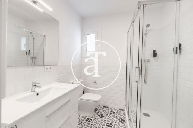 Monthly rental apartment with 5 bedrooms, 3 bathrooms, terrace and balconies in Eixample 40