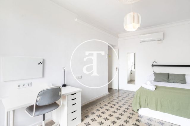 Monthly rental apartment with 5 bedrooms, 3 bathrooms, terrace and balconies in Eixample 35