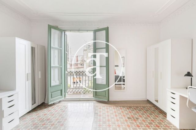 Monthly rental apartment with 5 bedrooms, 3 bathrooms, terrace and balconies in Eixample 38