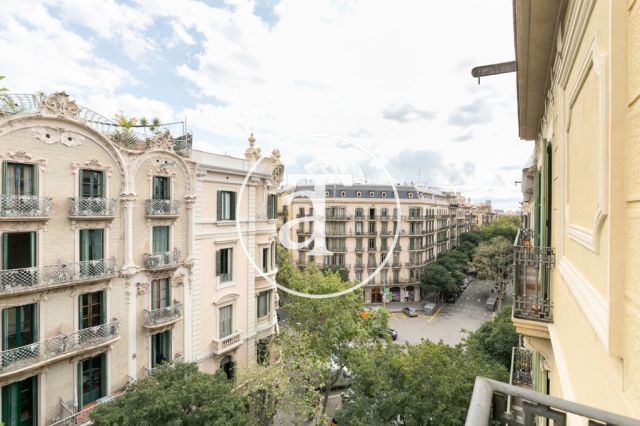 Monthly rental apartment with 5 bedrooms, 3 bathrooms, terrace and balconies in Eixample 39