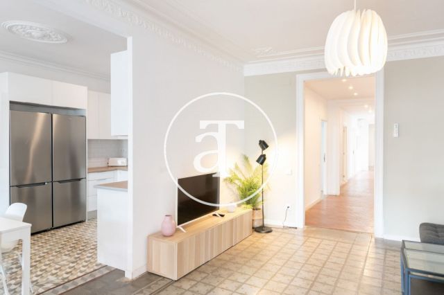 Monthly rental apartment with 5 bedrooms, 3 bathrooms, terrace and balconies in Eixample 6