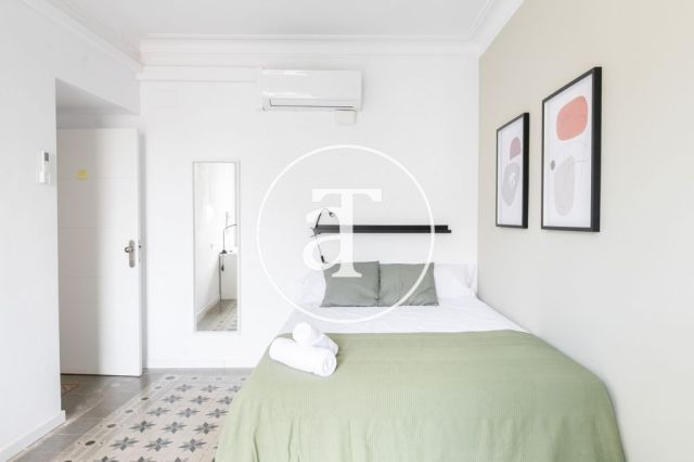 Monthly rental apartment with 5 bedrooms, 3 bathrooms, terrace and balconies in Eixample 33