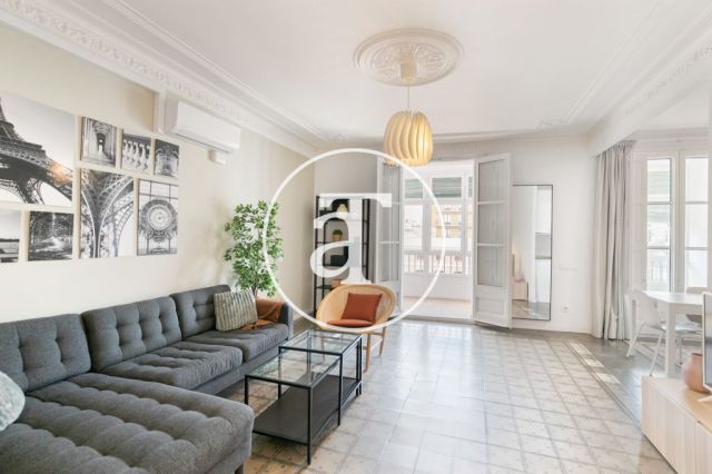 Monthly rental apartment with 5 bedrooms, 3 bathrooms, terrace and balconies in Eixample 2