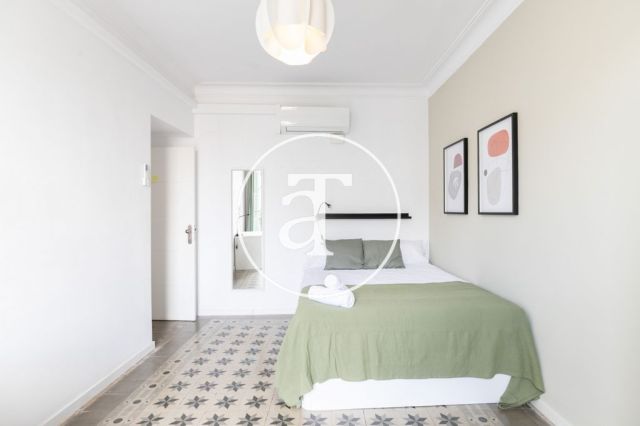 Monthly rental apartment with 5 bedrooms, 3 bathrooms, terrace and balconies in Eixample 32