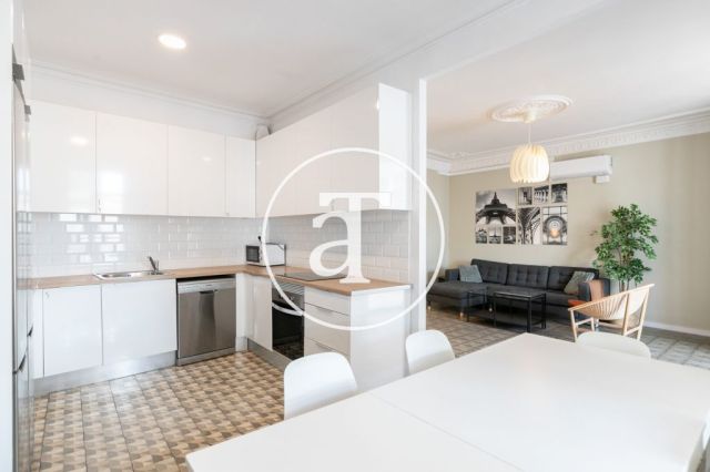 Monthly rental apartment with 5 bedrooms, 3 bathrooms, terrace and balconies in Eixample 7