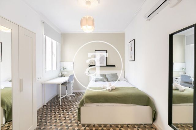 Monthly rental apartment with 5 bedrooms, 3 bathrooms, terrace and balconies in Eixample 22