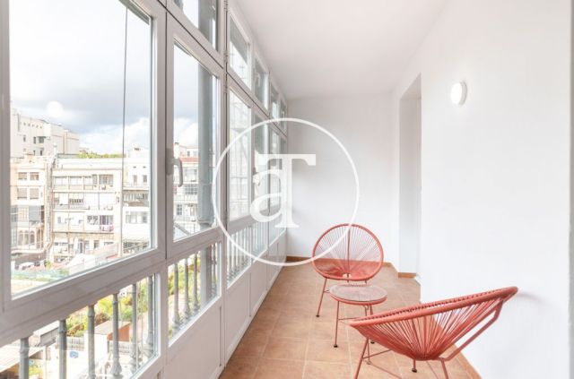 Monthly rental apartment with 5 bedrooms, 3 bathrooms, terrace and balconies in Eixample 3