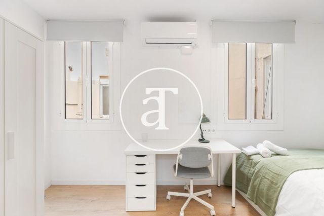Monthly rental apartment with 5 bedrooms, 3 bathrooms, terrace and balconies in Eixample 29