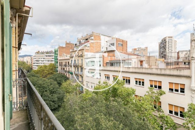 Monthly rental apartment with 5 bedrooms, 3 bathrooms, terrace and balconies in Eixample 34