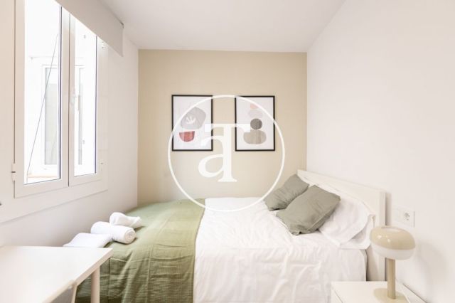 Monthly rental apartment with 5 bedrooms, 3 bathrooms, terrace and balconies in Eixample 28