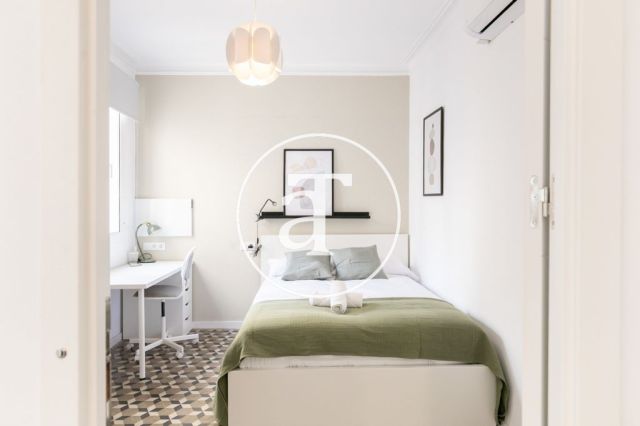 Monthly rental apartment with 5 bedrooms, 3 bathrooms, terrace and balconies in Eixample 20